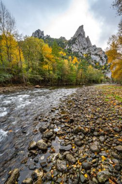 Doğa ve çevre, Aude nehri, sonbaharda orman ve dağlar, Belvianes ve Cavirac, Fransa