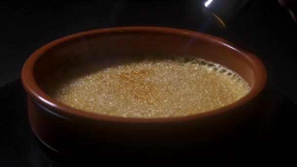 Chef cocina crema brulee con quemador de gas, postre en la cocina casera, Cocina en casa, profesionales para el blog de alimentos — Vídeo de stock