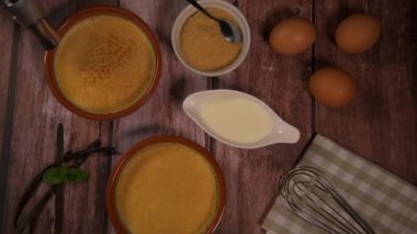 Şef creme brulee 'yi gaz ocağıyla pişirir, evde tatlı pişirir, evde yemek pişirir, profesyonel yemek blogu yazarları...