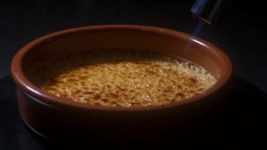 Şef creme brulee 'yi gaz ocağıyla pişirir, evde tatlı pişirir, evde yemek pişirir, profesyonel yemek blogu yazarları...