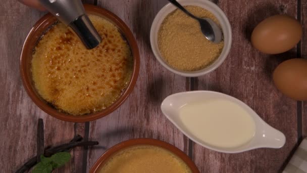 Chef cuisiniers crème brulee avec brûleur à gaz, dessert dans la cuisine à la maison, Cuisine à la maison, professionnels pour blog alimentaire — Video