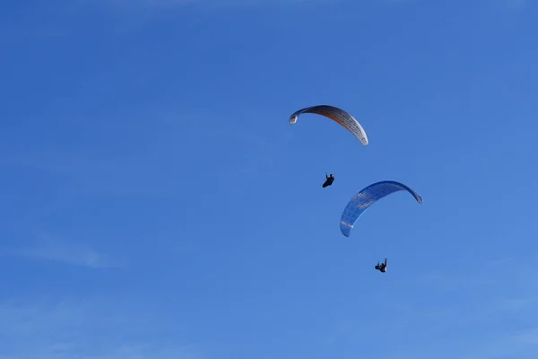 Paralotnia latająca nad górami w letni dzień przed górą — Zdjęcie stockowe