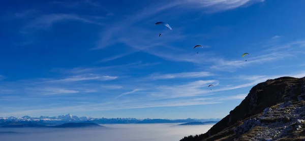 Paraglider flying over mountains in summer day in front of the mountain — Stock Photo, Image