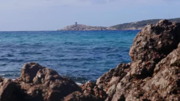 Cargese, Corsica, Francia, torre di segnalazione Punta dOmigna, Spiaggia e scogli — Video Stock