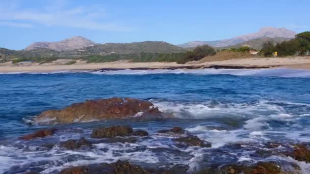 Cargese, Córcega, Francia, torre de señalización Punta dOmigna, Playa y rocas — Vídeos de Stock