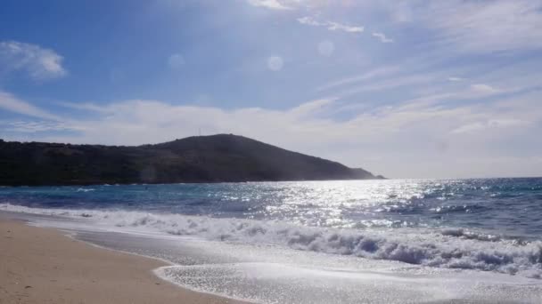 Cargese, Corsica, Francia, torre di segnalazione Punta dOmigna, Spiaggia e scogli — Video Stock