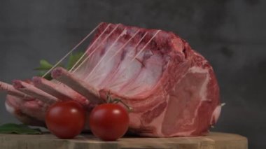 Pikapta domuz pirzolası, çiğ kemikli domuz pirzolası, Entrecote, taze ve çiğ et. Organik gıda, baharatlı et: biber, tuz, defne yaprağı, biberiye ve sebzeleri