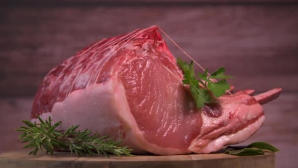 Свинина на столі, свинина ребер з сирою кісткою, ентрекот, свіже і сире м'ясо. Органічна їжа, м "ясо зі спеціями: перець, сіль, листок затоки, розмарин та його овочі. — стокове відео