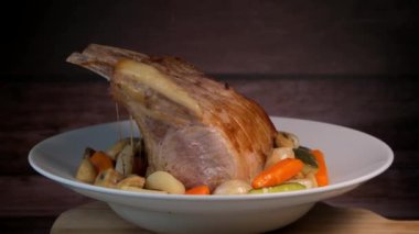 Domuz kaburgası, kemikli domuz pirzolası Entrecote, kızarmış taze et. Organik gıda, baharatlı et: biber, tuz, defne yaprağı, biberiye ve sebzeleri