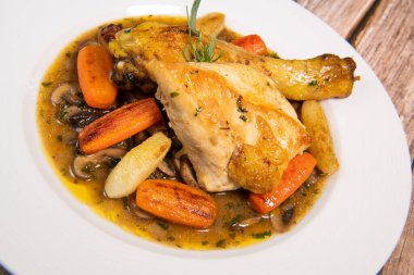 Tereyağlı sebzeli tavuk tarifi, havuç, mantar soslu şalgam, beyaz şaraba bulanmış ve tavuk suyuyla ıslanmış.