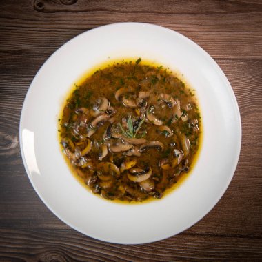 Mantar sosu tarifi beyaz şaraba bulanmış ve tavuk suyuyla ıslanmış.