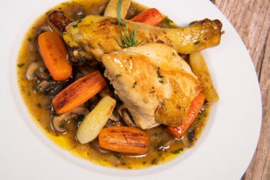 Tereyağlı sebzeli tavuk tarifi, havuç, mantar soslu şalgam, beyaz şaraba bulanmış ve tavuk suyuyla ıslanmış.