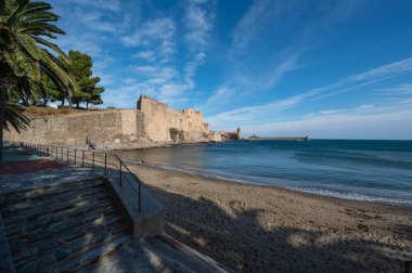 Fransa 'nın eski Collioure kasabası, Akdeniz kıyısında popüler bir tatil beldesi.