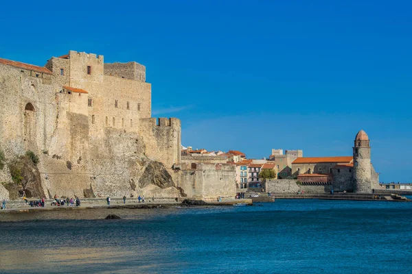 Gamla stan i Collioure, Frankrike, en populär semesterort vid Medelhavet — Stockfoto