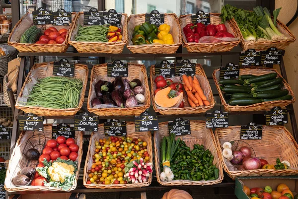 Contador de proveedores con frutas y verduras de colores — Foto de Stock