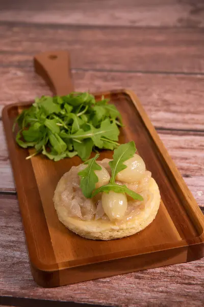 Crostata di cipolle ghiacciate sottili, purè di cipolle rosa e insalata — Foto Stock