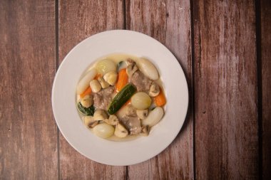 Dana güveci ve pirinç tarifi, sebzeci kız.