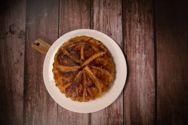 Pithiviers, Pasta hamuru Galette des Rois kremalı frangipan peyniri ve beyaz badem. 