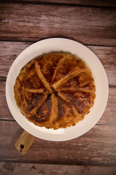 Pithiviers, massa de pastelaria Galette des Rois com creme de frangipano com amêndoa branca overground — Fotografia de Stock