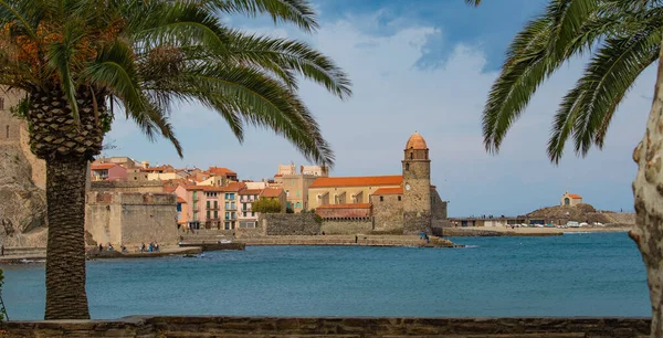 Gamla stan i Collioure, Frankrike, en populär semesterort vid Medelhavet — Stockfoto