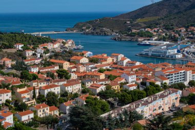 Kilisesi ve balıkçı teknesiyle Akdeniz, Roussillon, Pyrenees Orientales, Vermilion Sahili, Fransa