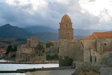 Fransa 'nın eski Collioure kasabası, Akdeniz kıyısında popüler bir tatil beldesi.