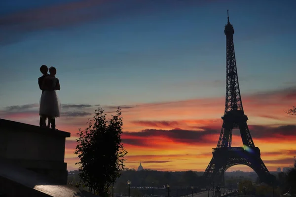 Couple de jeunes mariés devant la tour Eiffel, Paris, France — Photo