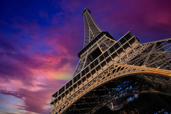 Eiffel toren en bewolkt Sky, Parijs, Frankrijk — Stockfoto