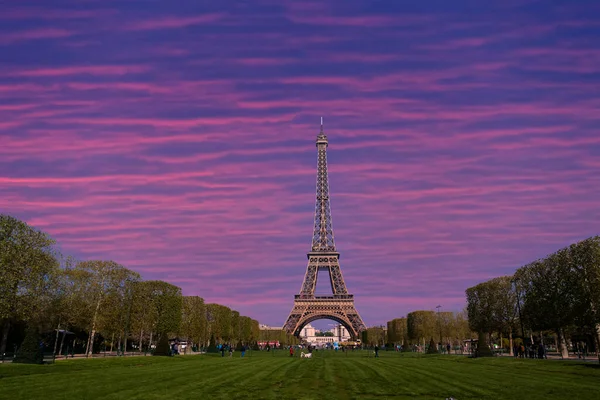 Eiffel toren en bewolkt Sky, Parijs, Frankrijk — Stockfoto