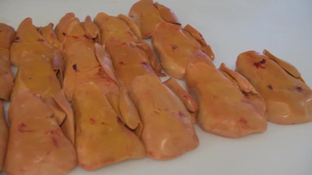 Foie Gras aşırı beslenmiş bir ördeğin karaciğeridir, gıda fabrikası endüstrisi, Fransa, Avrupa — Stok video