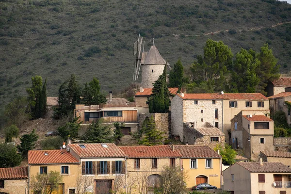 法国南部Aude省Cucugnan镇风景秀丽，有17世纪的主要地标风车 — 图库照片