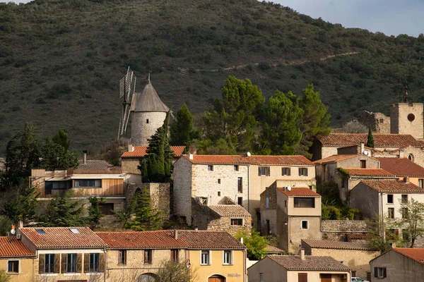 法国南部Aude省Cucugnan镇风景秀丽，有17世纪的主要地标风车 — 图库照片