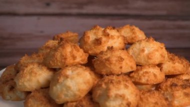 Hindistan cevizli hindistan cevizli, kahverengi renkli, beyaz yumurta ve şekerli.. 