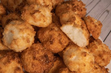 Hindistan cevizli hindistan cevizli, kahverengi renkli, beyaz yumurta ve şekerli.. 