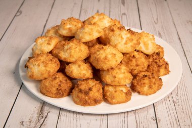 Hindistan cevizli hindistan cevizli, kahverengi renkli, beyaz yumurta ve şekerli.. 