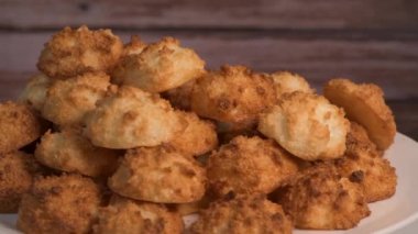 Hindistan cevizli hindistan cevizli, kahverengi renkli, beyaz yumurta ve şekerli.. 