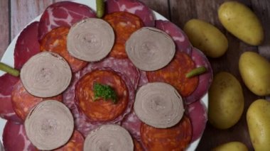 Lezzetli salamlı yemek tepsisi, dilimlenmiş jambon, sosis, meze, turşu.