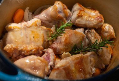 Zeytin ve otlu tavşan güveci tarifi, sotelenmiş patates.