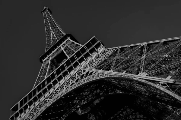 Eiffel Tower in High Contrast Black and White — Foto de Stock