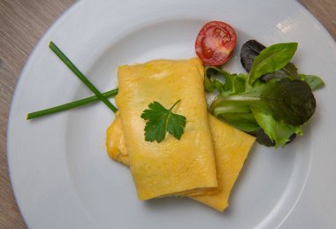 Domates, salata ve maydanozlu sebzeli omlet, kahvaltı.