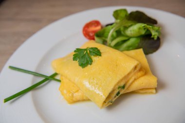 Domates, salata ve maydanozlu sebzeli omlet, kahvaltı.