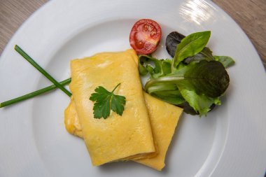 Domates, salata ve maydanozlu sebzeli omlet, kahvaltı.