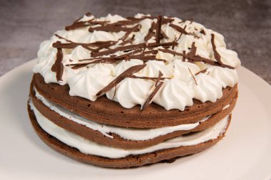 Pasta, tüm yuvarlak kara orman izole edilmiş, pişmiş mallar vişne kremalı çikolata dizaynı beyaz tabakta.