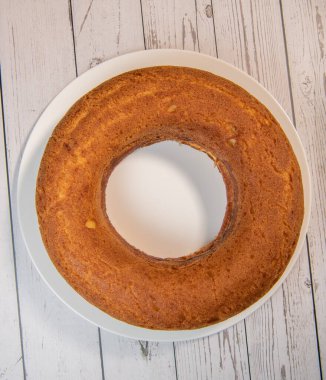 Pasta, geleneksel İtalyan romlu pasta, krema ve ahududulu.