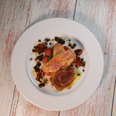 Balık tarifi, kırmızı kefal filetosu, ezilmiş vişneli domates ve zeytin.