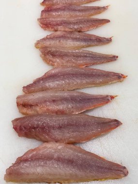 Beyaz arkaplanda ham kırmızı kefal filetoları