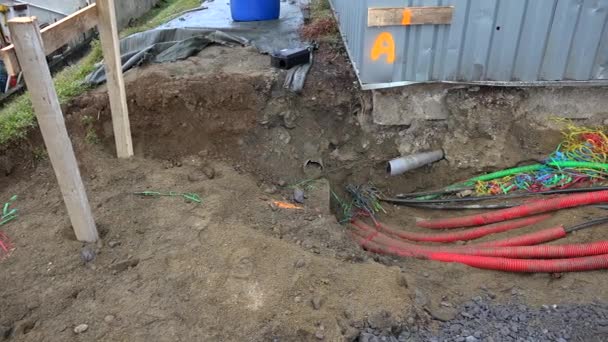 Промышленная площадка, электрические кабели, выходящие из-под земли во время строительных работ — стоковое видео