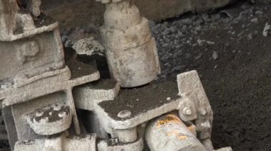 Güçlü hidrolik sondaj kulesi, taşın temelleri. İnşaat için toprak takviyesi, toprak sondajı ve çelik boruların çıkarılması.