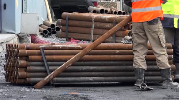 Potente plataforma de perforación hidráulica, cimientos de piedra. Refuerzo del suelo para la construcción de edificios, perforación del suelo y extracción de tuberías de acero — Vídeos de Stock