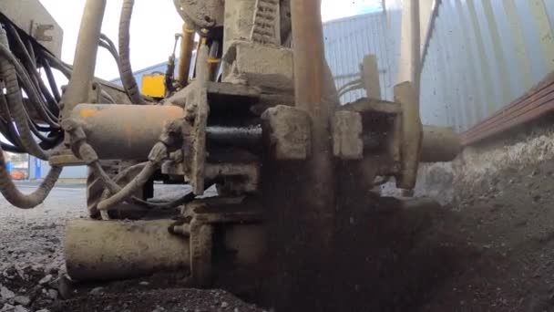 Potente plataforma de perforación hidráulica, cimientos de piedra. Refuerzo del suelo para la construcción de edificios, perforación del suelo y extracción de tuberías de acero — Vídeo de stock